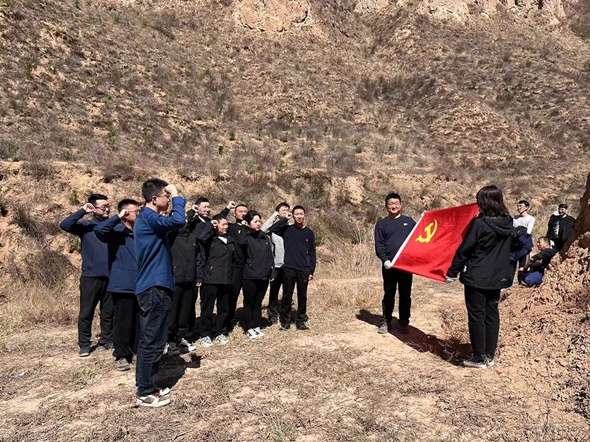 星空体育入口-星空（中国）体育网
开展义务植树活动(图3)