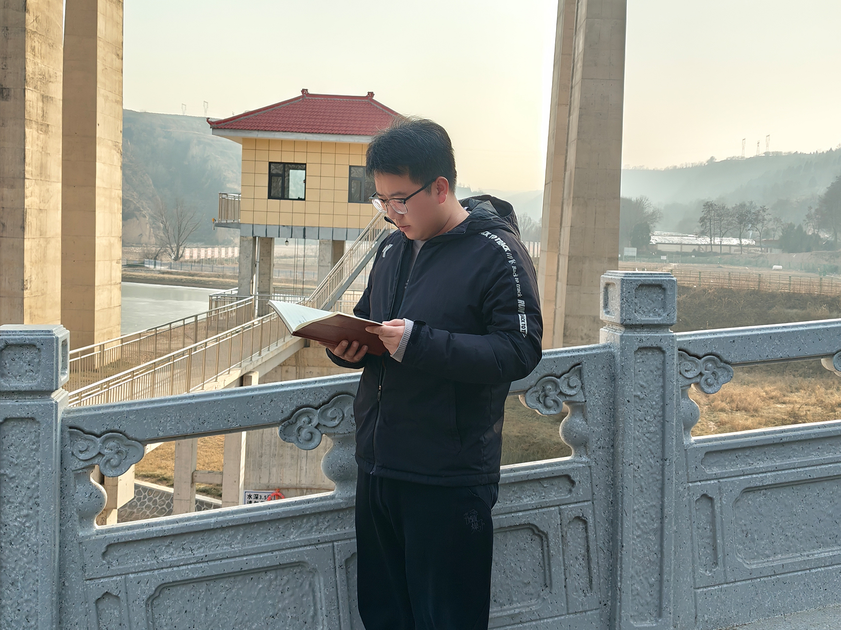 学习先进 致敬榜样——5人获评集团公司2024年度“产投榜样”(图2) 学习先进 致敬榜样——5人获评集团公司2024年度“产投榜样”(图2)